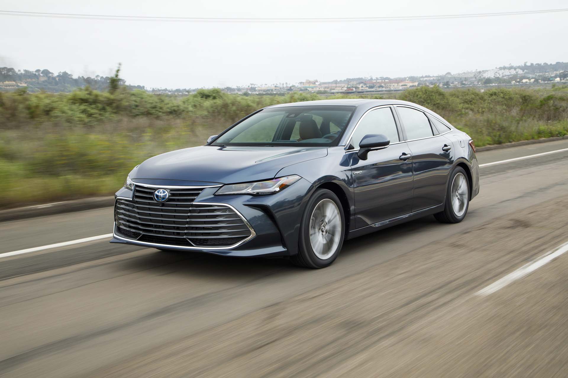 Купил TOYOTA AVALON.